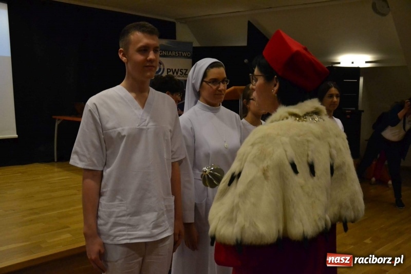 Zdjęcie w galerii na portalu naszraciborz.pl: Czepkowanie na raciborskim zamku. Drugie w historii PWSZ [FOTO i WIDEO] wiadomości z regionu