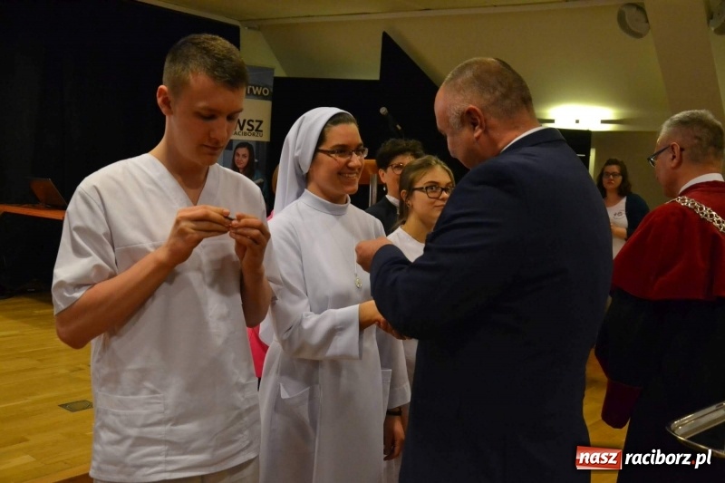 Zdjęcie w galerii na portalu naszraciborz.pl: Czepkowanie na raciborskim zamku. Drugie w historii PWSZ [FOTO i WIDEO] wiadomości z regionu