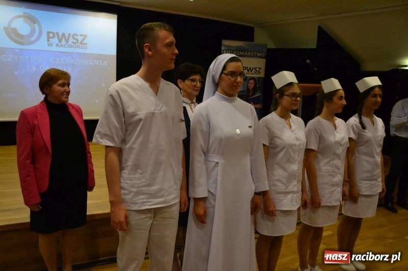 Zdjęcie w galerii na portalu naszraciborz.pl: Czepkowanie na raciborskim zamku. Drugie w historii PWSZ [FOTO i WIDEO] wiadomości z regionu