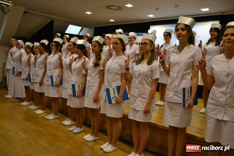 Zdjęcie w galerii na portalu naszraciborz.pl: Czepkowanie na raciborskim zamku. Drugie w historii PWSZ [FOTO i WIDEO] wiadomości z regionu