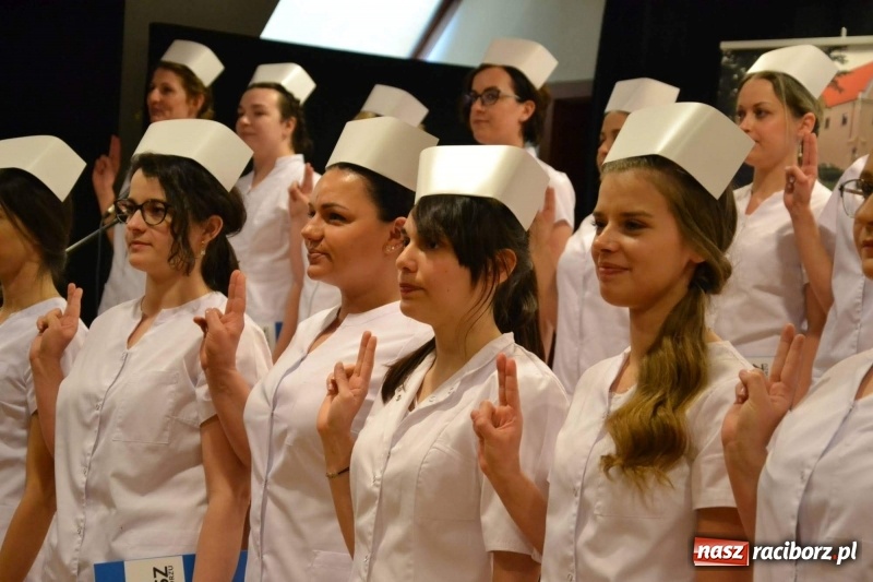 Zdjęcie w galerii na portalu naszraciborz.pl: Czepkowanie na raciborskim zamku. Drugie w historii PWSZ [FOTO i WIDEO] wiadomości z regionu