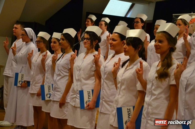 Zdjęcie w galerii na portalu naszraciborz.pl: Czepkowanie na raciborskim zamku. Drugie w historii PWSZ [FOTO i WIDEO] wiadomości z regionu