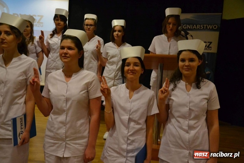 Zdjęcie w galerii na portalu naszraciborz.pl: Czepkowanie na raciborskim zamku. Drugie w historii PWSZ [FOTO i WIDEO] wiadomości z regionu