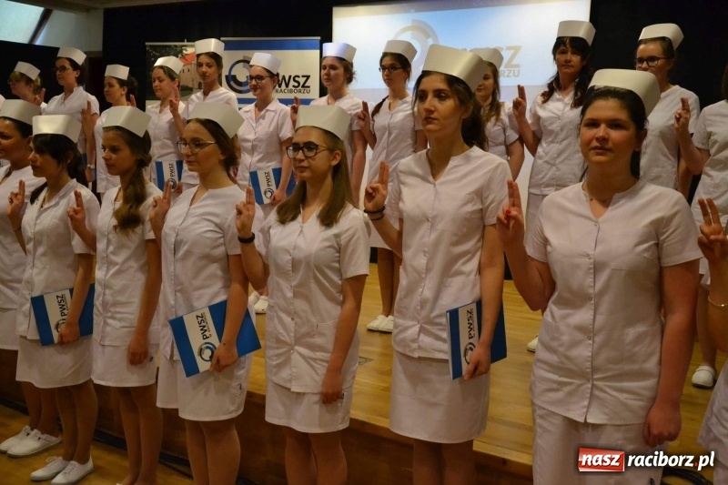 Zdjęcie w galerii na portalu naszraciborz.pl: Czepkowanie na raciborskim zamku. Drugie w historii PWSZ [FOTO i WIDEO] wiadomości z regionu