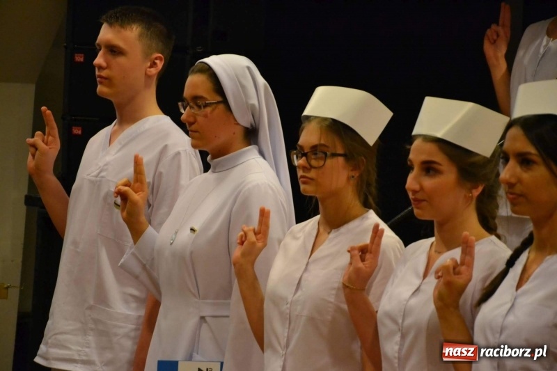 Zdjęcie w galerii na portalu naszraciborz.pl: Czepkowanie na raciborskim zamku. Drugie w historii PWSZ [FOTO i WIDEO] wiadomości z regionu