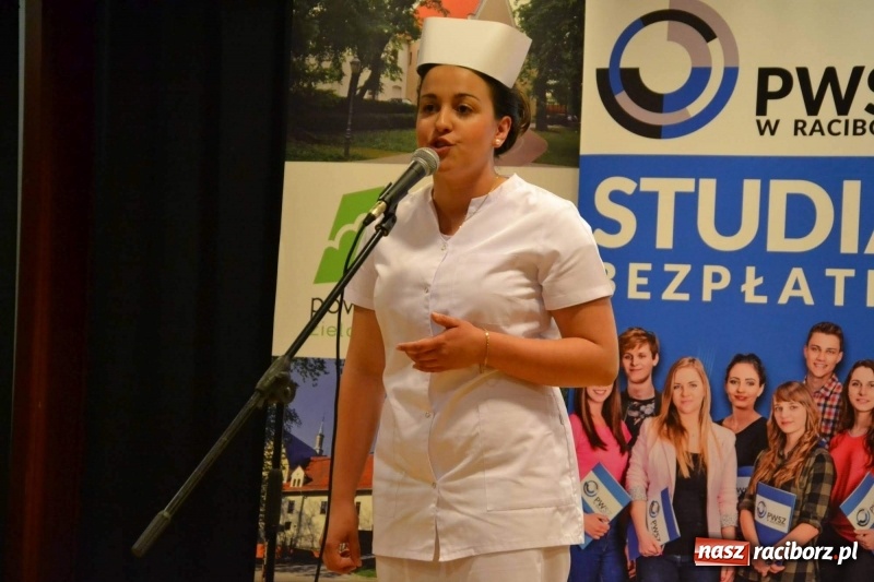 Zdjęcie w galerii na portalu naszraciborz.pl: Czepkowanie na raciborskim zamku. Drugie w historii PWSZ [FOTO i WIDEO] wiadomości z regionu