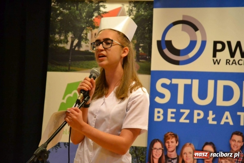 Zdjęcie w galerii na portalu naszraciborz.pl: Czepkowanie na raciborskim zamku. Drugie w historii PWSZ [FOTO i WIDEO] wiadomości z regionu