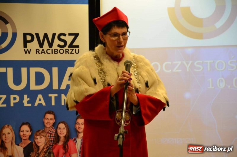 Zdjęcie w galerii na portalu naszraciborz.pl: Czepkowanie na raciborskim zamku. Drugie w historii PWSZ [FOTO i WIDEO] wiadomości z regionu