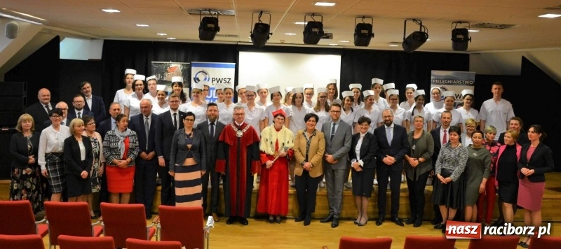 Zdjęcie w galerii na portalu naszraciborz.pl: Czepkowanie na raciborskim zamku. Drugie w historii PWSZ [FOTO i WIDEO] wiadomości z regionu