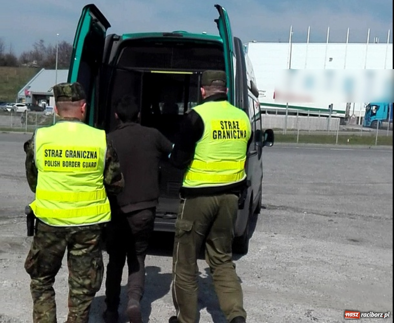 Zdjęcie w galerii na portalu naszraciborz.pl: Afgańczycy ukryci w naczepie ciężarówki nielegalnie przyjechali na Śląsk wiadomości z regionu