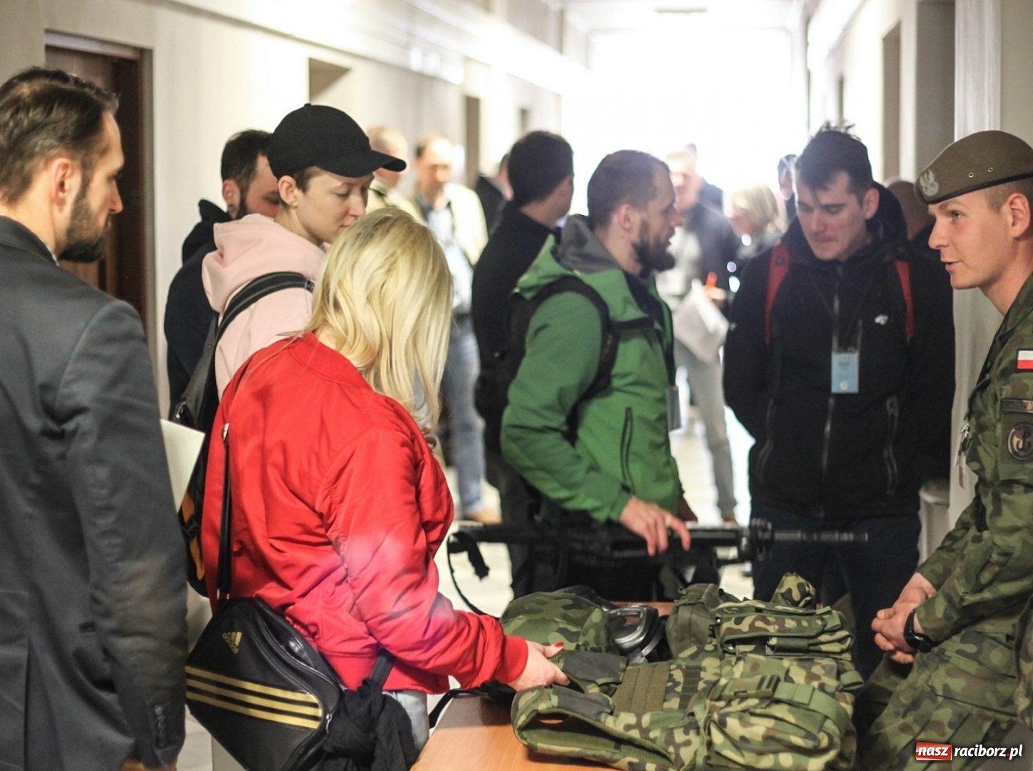 Zdjęcie w galerii na portalu naszraciborz.pl: Blisko tysiąc osób zapoznało się ze służbą w 13 ŚBOT wiadomości z regionu