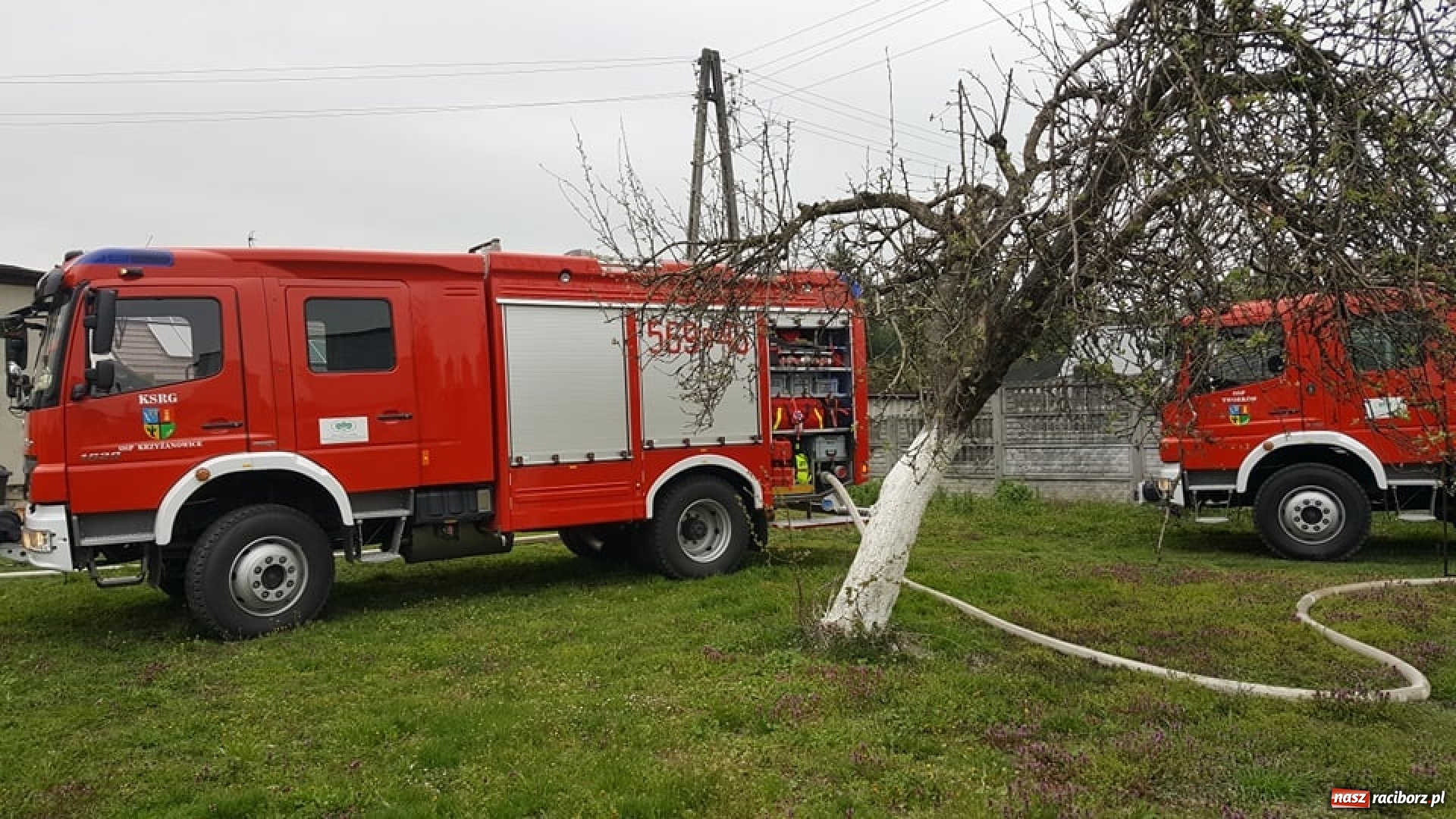 Zdjęcie w galerii na portalu naszraciborz.pl: Pożar dachu budynku na Kolejowej w Krzyżanowicach wiadomości z regionu