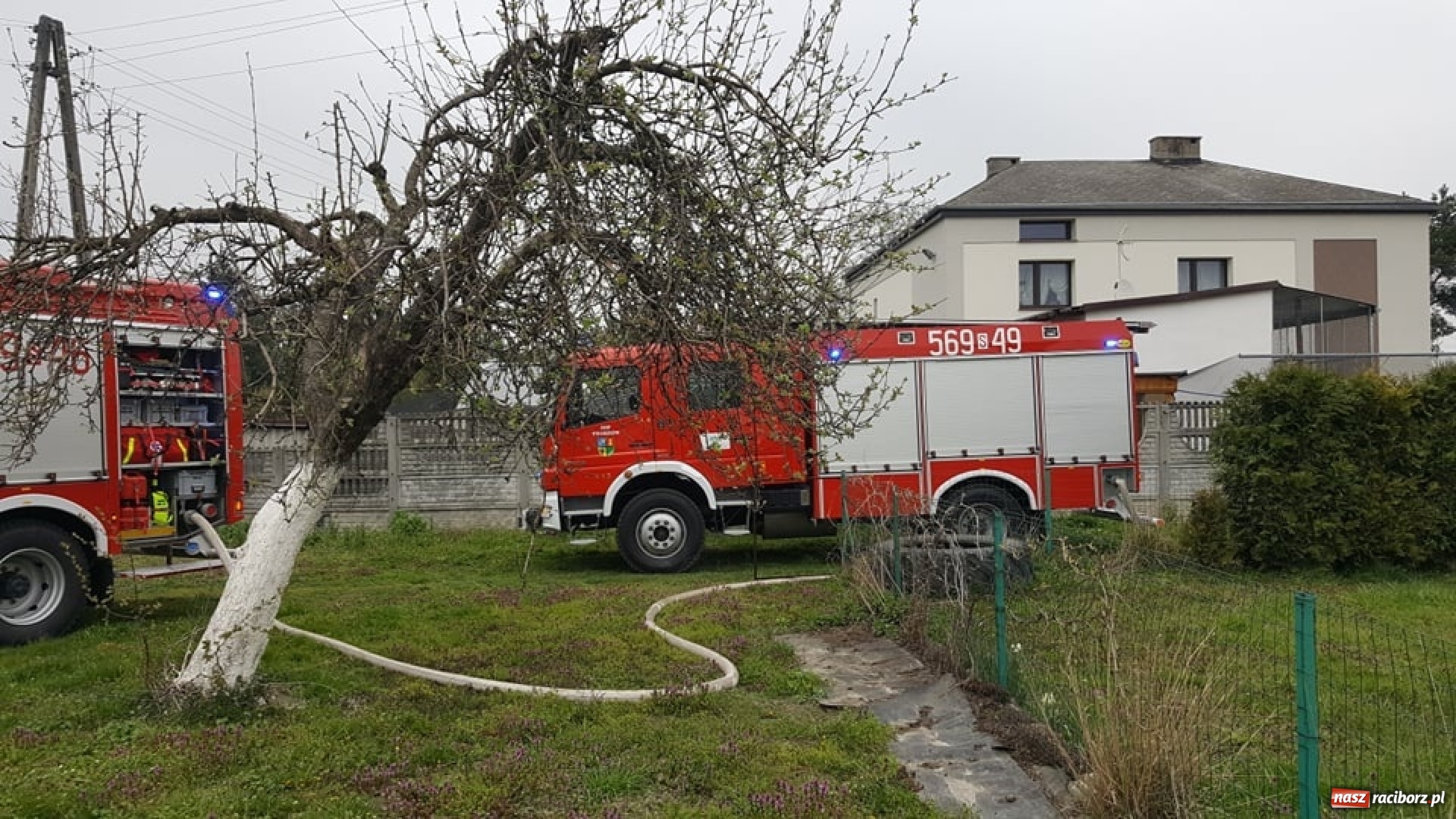 Zdjęcie w galerii na portalu naszraciborz.pl: Pożar dachu budynku na Kolejowej w Krzyżanowicach wiadomości z regionu