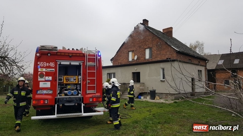 Zdjęcie w galerii na portalu naszraciborz.pl: Pożar dachu budynku na Kolejowej w Krzyżanowicach wiadomości z regionu