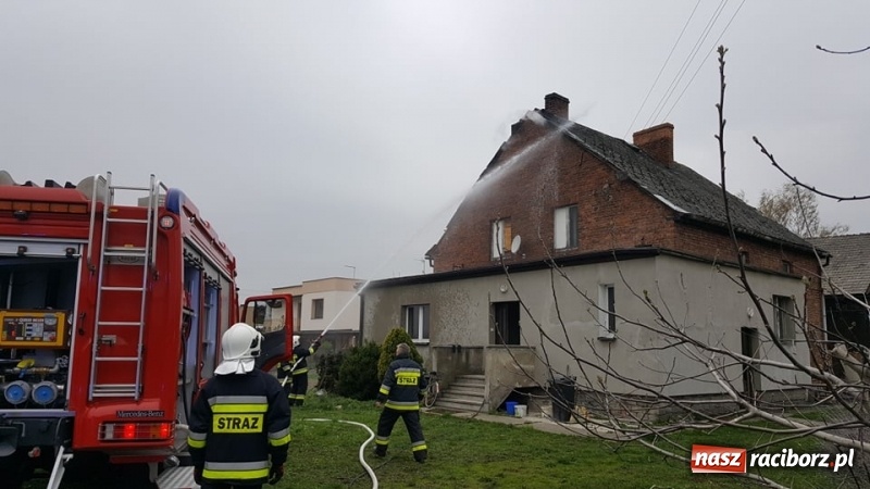 Zdjęcie w galerii na portalu naszraciborz.pl: Pożar dachu budynku na Kolejowej w Krzyżanowicach wiadomości z regionu