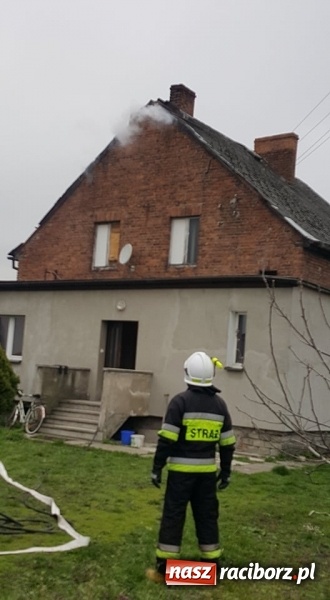 Zdjęcie w galerii na portalu naszraciborz.pl: Pożar dachu budynku na Kolejowej w Krzyżanowicach wiadomości z regionu
