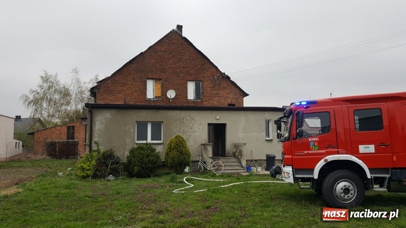 Zdjęcie w galerii na portalu naszraciborz.pl: Pożar dachu budynku na Kolejowej w Krzyżanowicach wiadomości z regionu