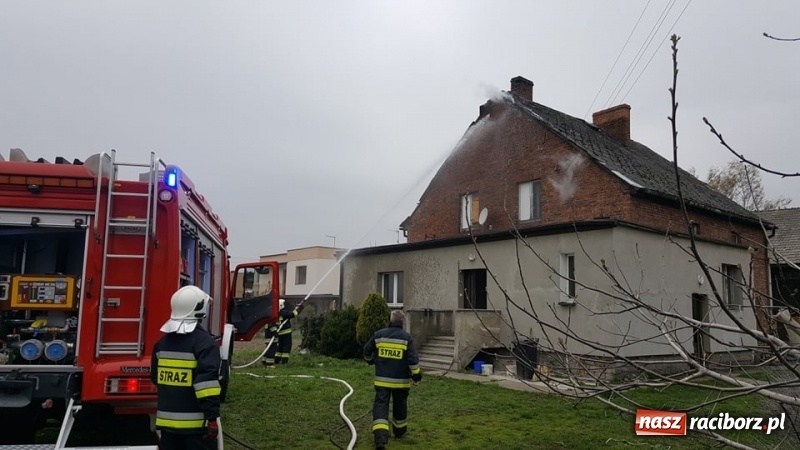 Zdjęcie w galerii na portalu naszraciborz.pl: Pożar dachu budynku na Kolejowej w Krzyżanowicach wiadomości z regionu