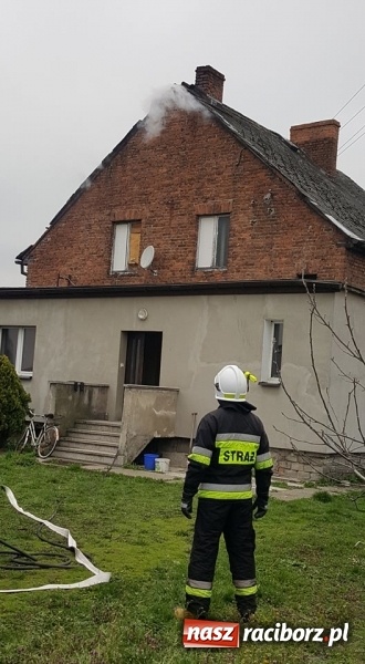 Zdjęcie w galerii na portalu naszraciborz.pl: Pożar dachu budynku na Kolejowej w Krzyżanowicach wiadomości z regionu