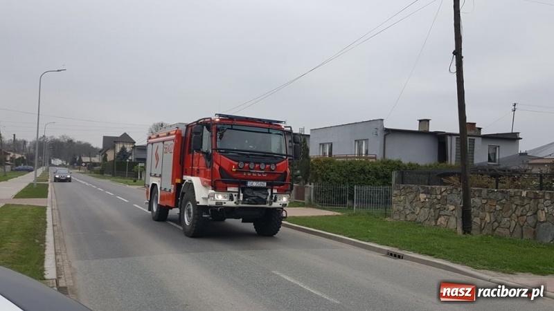 Zdjęcie w galerii na portalu naszraciborz.pl: Pożar dachu budynku na Kolejowej w Krzyżanowicach wiadomości z regionu