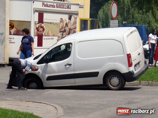Zdjęcie w galerii na portalu naszraciborz.pl: Zapadła się pod nim droga!  wiadomości z regionu