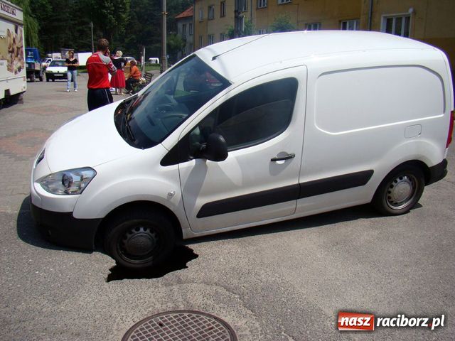 Zdjęcie w galerii na portalu naszraciborz.pl: Zapadła się pod nim droga!  wiadomości z regionu