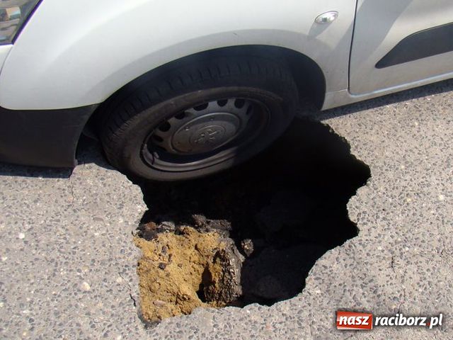 Zdjęcie w galerii na portalu naszraciborz.pl: Zapadła się pod nim droga!  wiadomości z regionu