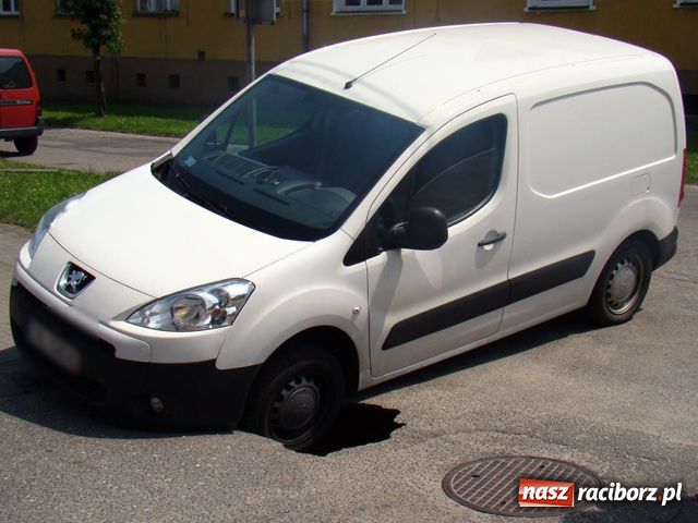 Zdjęcie w galerii na portalu naszraciborz.pl: Zapadła się pod nim droga!  wiadomości z regionu