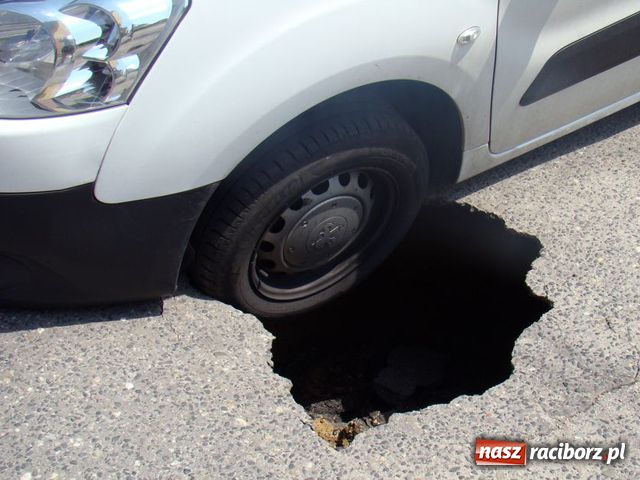 Zdjęcie w galerii na portalu naszraciborz.pl: Zapadła się pod nim droga!  wiadomości z regionu