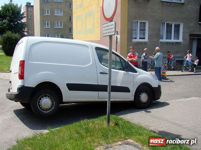 Zdjęcie w galerii na portalu naszraciborz.pl: Zapadła się pod nim droga!  wiadomości z regionu