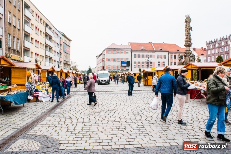 Zdjęcie w galerii na portalu naszraciborz.pl: Na Rynku rozpoczął się raciborski Jarmark Wielkanocny. Potrwa do niedzieli wiadomości z regionu