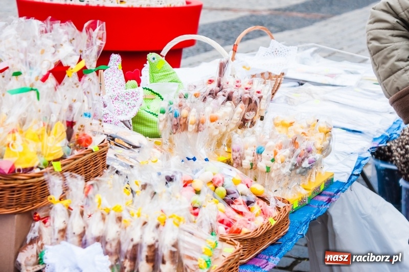 Zdjęcie w galerii na portalu naszraciborz.pl: Na Rynku rozpoczął się raciborski Jarmark Wielkanocny. Potrwa do niedzieli wiadomości z regionu