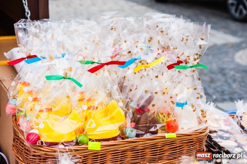 Zdjęcie w galerii na portalu naszraciborz.pl: Na Rynku rozpoczął się raciborski Jarmark Wielkanocny. Potrwa do niedzieli wiadomości z regionu