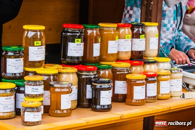 Zdjęcie w galerii na portalu naszraciborz.pl: Na Rynku rozpoczął się raciborski Jarmark Wielkanocny. Potrwa do niedzieli wiadomości z regionu