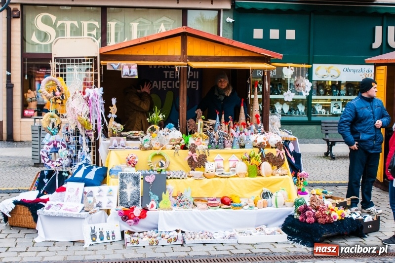 Zdjęcie w galerii na portalu naszraciborz.pl: Na Rynku rozpoczął się raciborski Jarmark Wielkanocny. Potrwa do niedzieli wiadomości z regionu