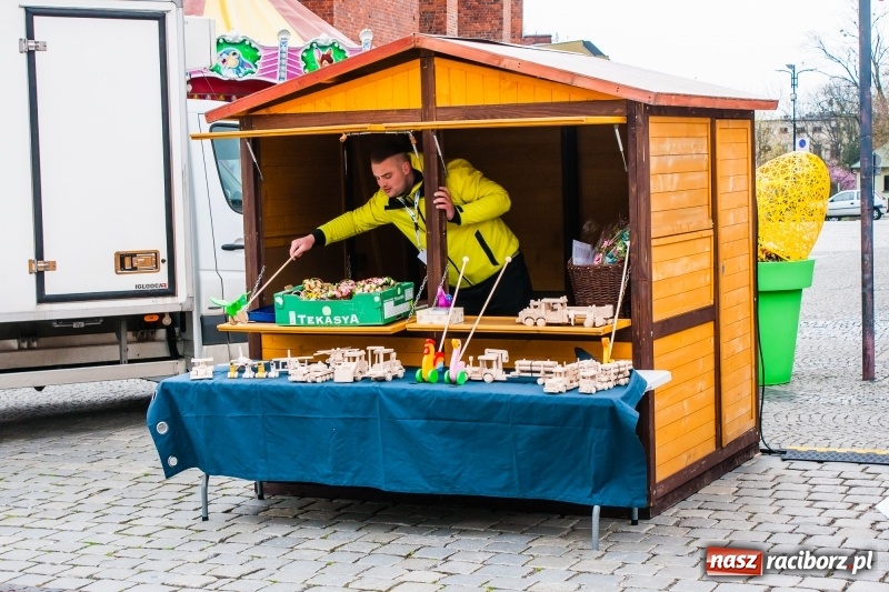 Zdjęcie w galerii na portalu naszraciborz.pl: Na Rynku rozpoczął się raciborski Jarmark Wielkanocny. Potrwa do niedzieli wiadomości z regionu
