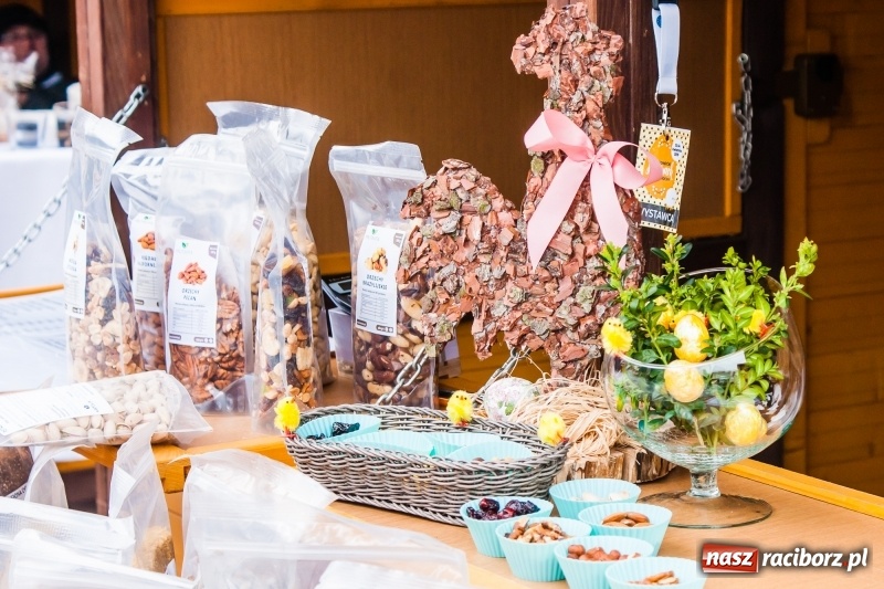 Zdjęcie w galerii na portalu naszraciborz.pl: Na Rynku rozpoczął się raciborski Jarmark Wielkanocny. Potrwa do niedzieli wiadomości z regionu