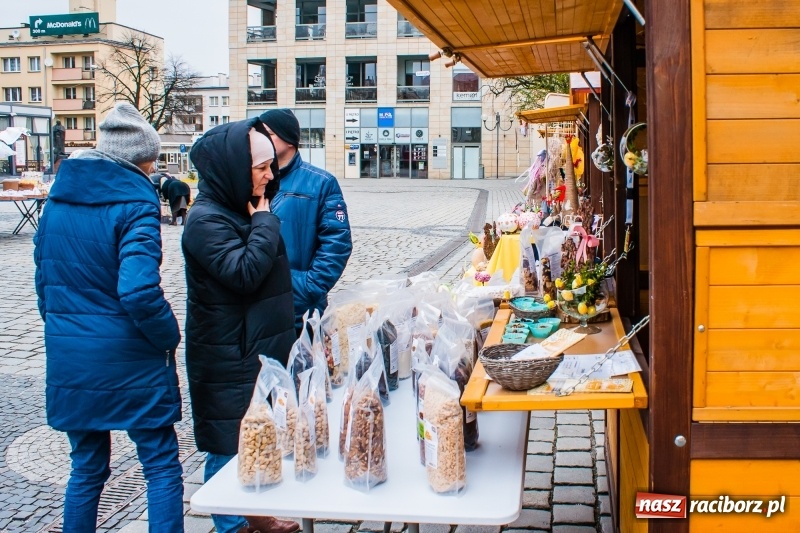 Zdjęcie w galerii na portalu naszraciborz.pl: Na Rynku rozpoczął się raciborski Jarmark Wielkanocny. Potrwa do niedzieli wiadomości z regionu
