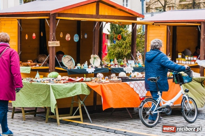 Zdjęcie w galerii na portalu naszraciborz.pl: Na Rynku rozpoczął się raciborski Jarmark Wielkanocny. Potrwa do niedzieli wiadomości z regionu