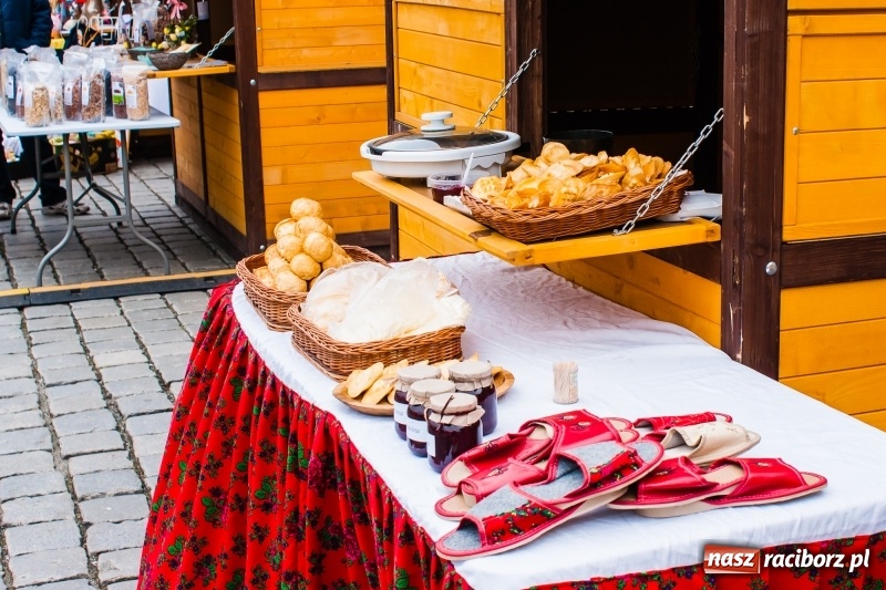 Zdjęcie w galerii na portalu naszraciborz.pl: Na Rynku rozpoczął się raciborski Jarmark Wielkanocny. Potrwa do niedzieli wiadomości z regionu