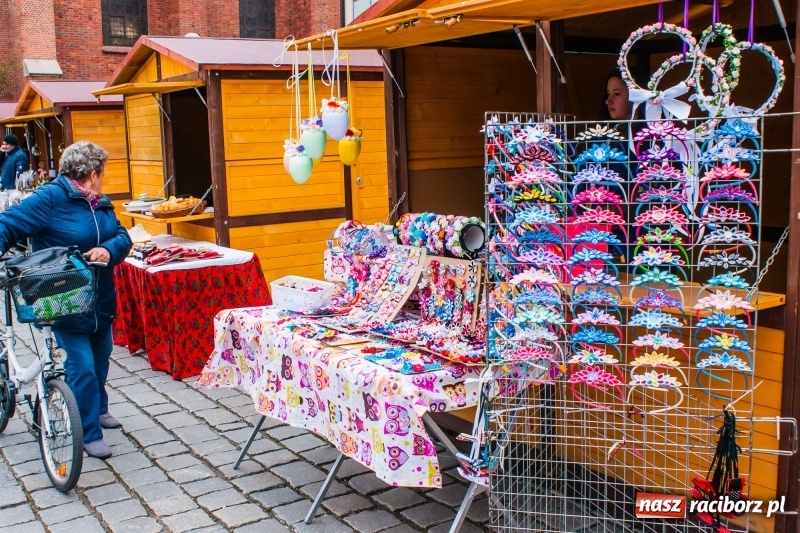 Zdjęcie w galerii na portalu naszraciborz.pl: Na Rynku rozpoczął się raciborski Jarmark Wielkanocny. Potrwa do niedzieli wiadomości z regionu