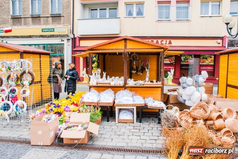 Zdjęcie w galerii na portalu naszraciborz.pl: Na Rynku rozpoczął się raciborski Jarmark Wielkanocny. Potrwa do niedzieli wiadomości z regionu
