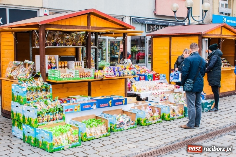 Zdjęcie w galerii na portalu naszraciborz.pl: Na Rynku rozpoczął się raciborski Jarmark Wielkanocny. Potrwa do niedzieli wiadomości z regionu