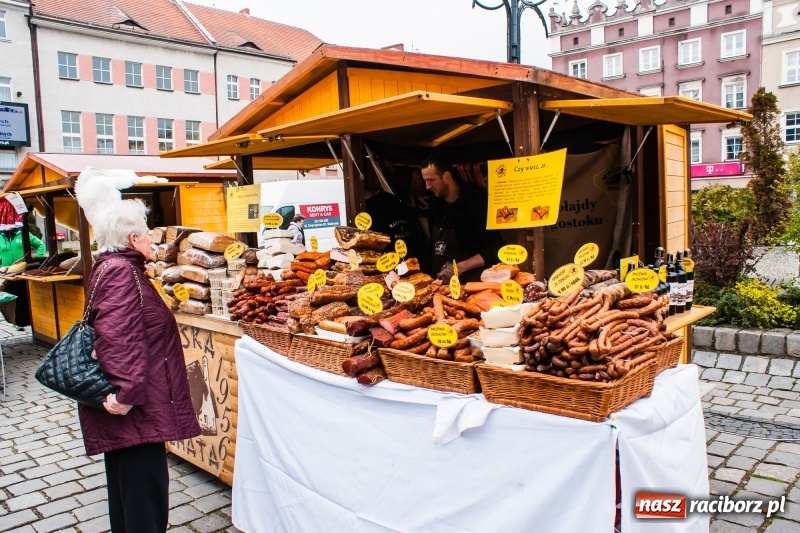 Zdjęcie w galerii na portalu naszraciborz.pl: Na Rynku rozpoczął się raciborski Jarmark Wielkanocny. Potrwa do niedzieli wiadomości z regionu