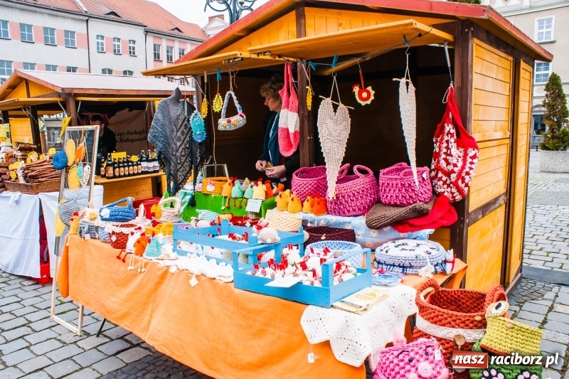 Zdjęcie w galerii na portalu naszraciborz.pl: Na Rynku rozpoczął się raciborski Jarmark Wielkanocny. Potrwa do niedzieli wiadomości z regionu
