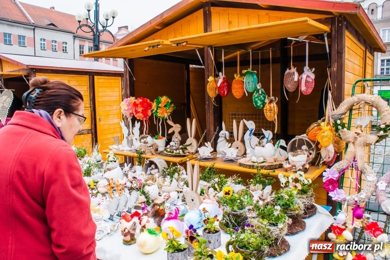 Zdjęcie w galerii na portalu naszraciborz.pl: Na Rynku rozpoczął się raciborski Jarmark Wielkanocny. Potrwa do niedzieli wiadomości z regionu
