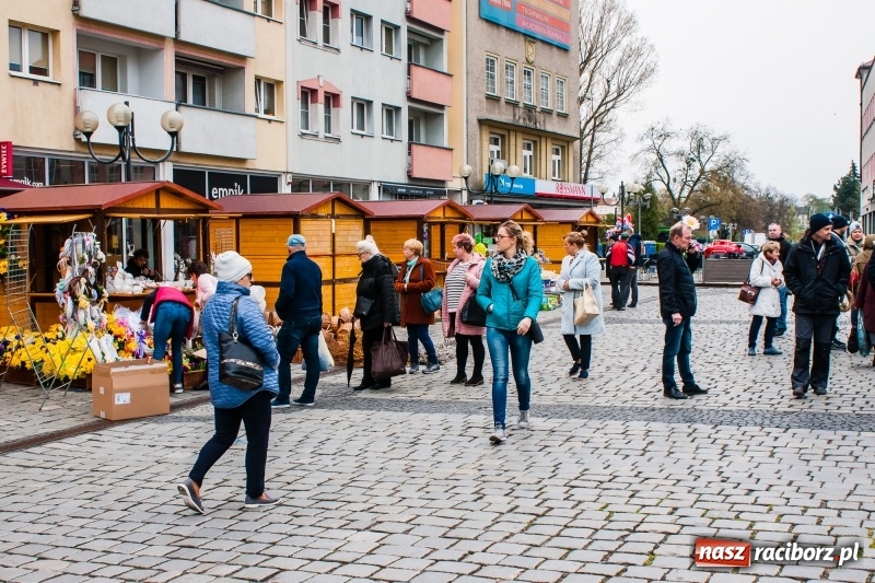Zdjęcie w galerii na portalu naszraciborz.pl: Na Rynku rozpoczął się raciborski Jarmark Wielkanocny. Potrwa do niedzieli wiadomości z regionu