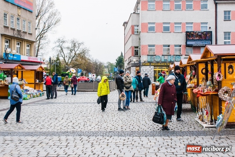 Zdjęcie w galerii na portalu naszraciborz.pl: Na Rynku rozpoczął się raciborski Jarmark Wielkanocny. Potrwa do niedzieli wiadomości z regionu