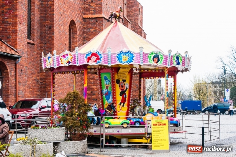 Zdjęcie w galerii na portalu naszraciborz.pl: Na Rynku rozpoczął się raciborski Jarmark Wielkanocny. Potrwa do niedzieli wiadomości z regionu