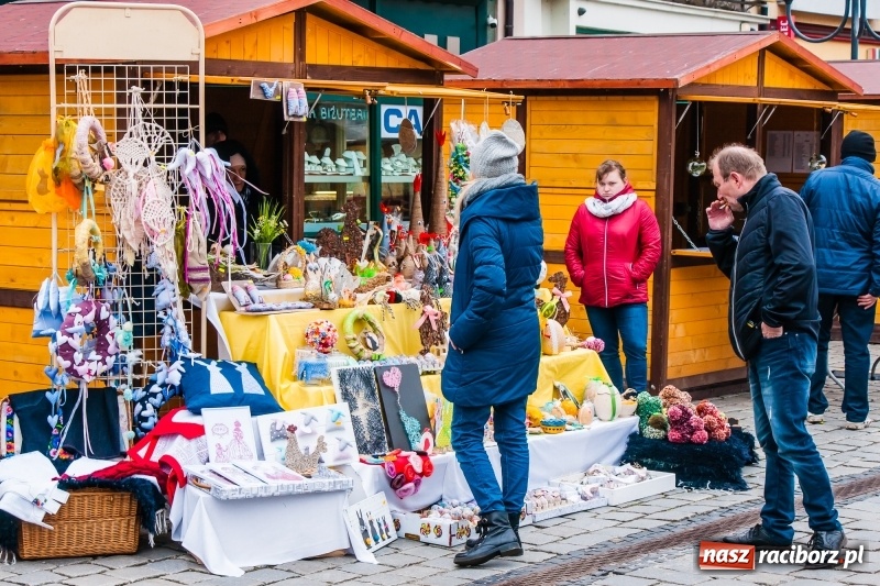 Zdjęcie w galerii na portalu naszraciborz.pl: Na Rynku rozpoczął się raciborski Jarmark Wielkanocny. Potrwa do niedzieli wiadomości z regionu
